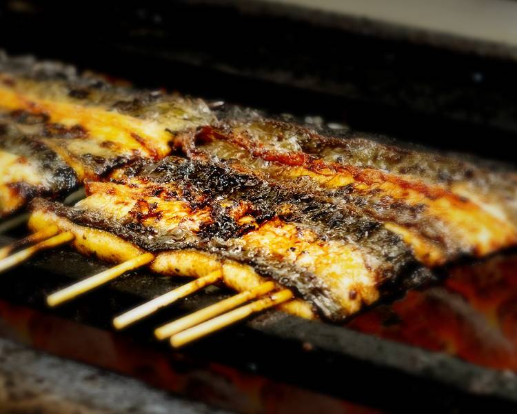 うなぎを焼いている